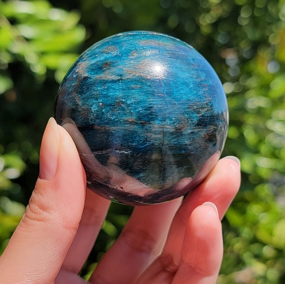 NEW 2.5" (64MM) BLUE APATITE SPHERE WITH ASTERISM - Picture 5 of 8
